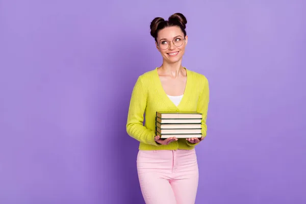 Foto di giovane bella felice allegra ragazza sorridente in occhiali guardare copyspace tenere libri isolati su sfondo di colore viola — Foto Stock