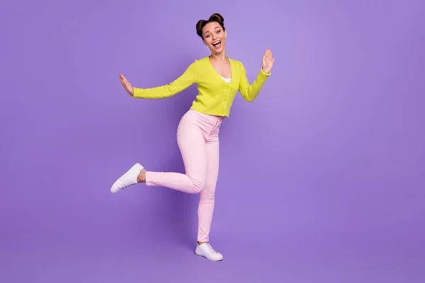 Foto de cuerpo entero del tamaño de la muchacha con el peinado femenino bailando alegremente en la fiesta riendo aislado sobre fondo de color violeta pastel — Foto de Stock