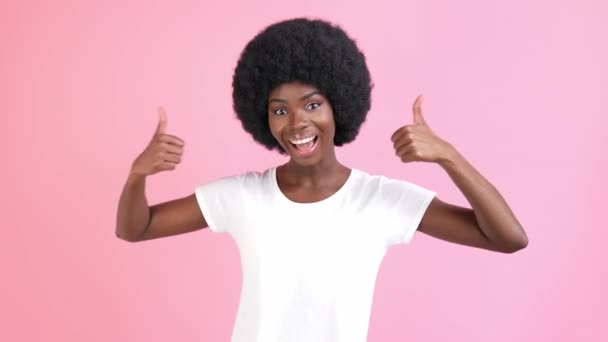 Betrouwbare grappige positieve dame tonen duim omhoog okey tekens social media feedback — Stockvideo
