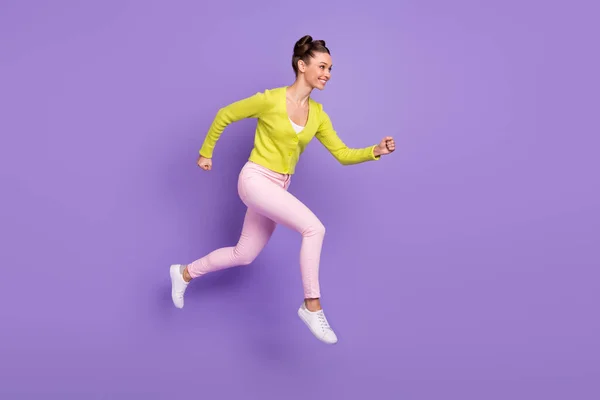 Longitud completa tamaño del cuerpo foto de la mujer con peinado femenino saltando corriendo rápido a la venta aislado sobre fondo de color violeta pastel —  Fotos de Stock