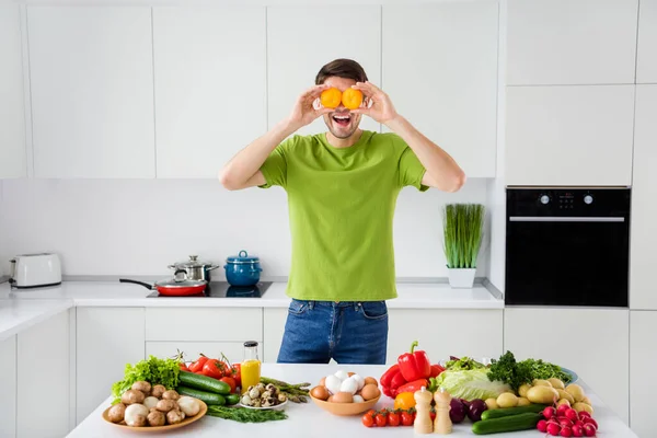 Портрет привабливого веселого хлопця, який готує їжу, розважається закриваючи очі з вільним часом на домашній кухні в приміщенні — стокове фото