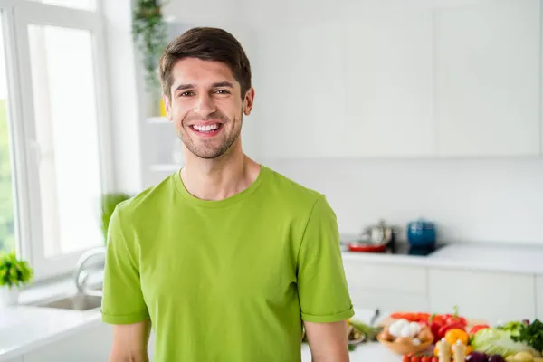 Retrato de chico alegre atractivo cocina comida pasar tiempo libre restaurante doméstico quedarse en casa cocina interior — Foto de Stock