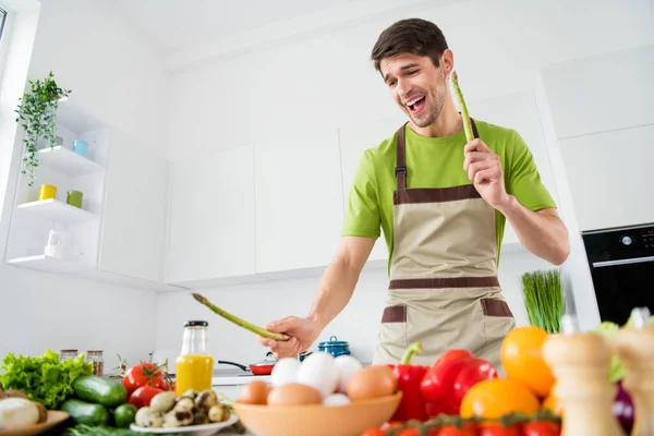 Çekici, neşeli bir adamın portresi taze lezzetli yemek salatası pişiriyor evde mutfakta eğleniyor. — Stok fotoğraf