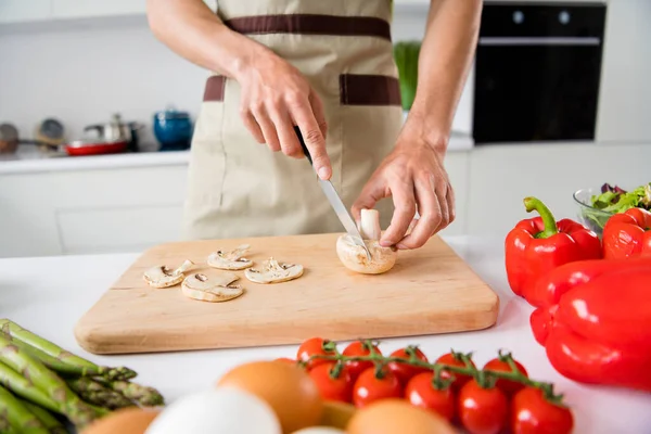 Vista ritagliata di ragazzo che prepara fresco naturale perdita di peso biologico pasto taglio fungo a casa luce cucina bianca al chiuso — Foto Stock