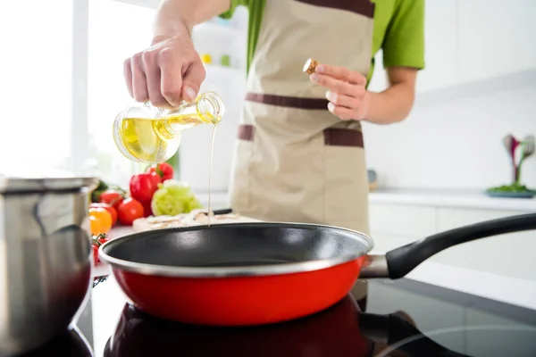 Ritratto ritagliato vista di attraente ragazzo cucina cena domestica versando olio friggendo ingrediente a casa cucina al chiuso — Foto Stock