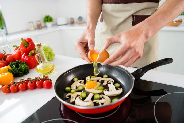 Ritratto ritagliato vista di ragazzo esperto cucina pranzo sano cucina friggere uova fattoria bio a casa luce cucina bianca al chiuso — Foto Stock