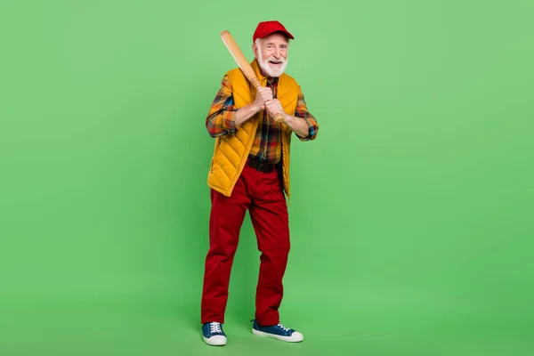 Heyecanlı, olgun, sarı yelekli bir adamın fotoğrafı. Gülümsüyor, beysbol oynuyor, izole edilmiş yeşil arka plan. — Stok fotoğraf