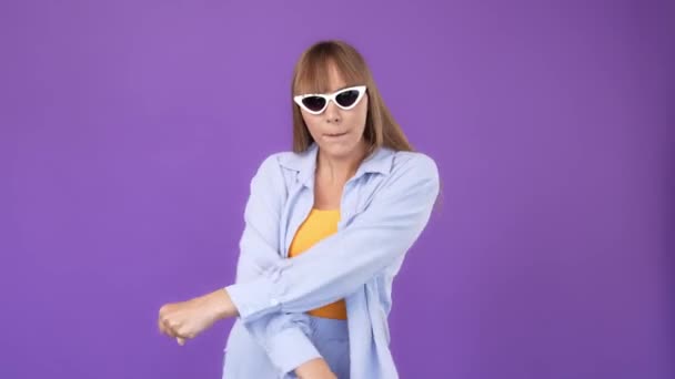 Funky iloinen huoleton nainen tanssi disko kesäisin — kuvapankkivideo
