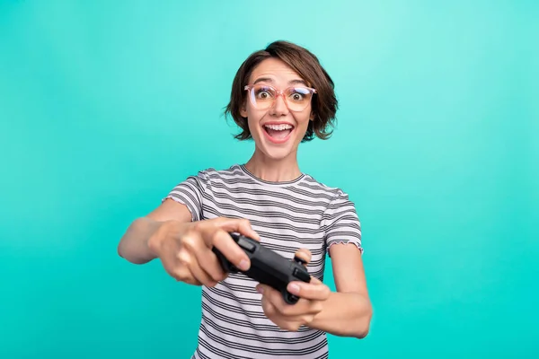 Foto di giovane ragazza eccitata felice sorriso positivo giocatore joystick isolato su sfondo di colore turchese — Foto Stock