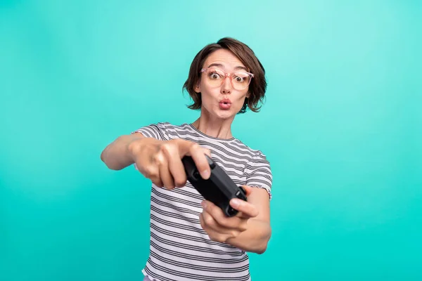 Foto di giovane ragazza eccitata labbra imbronciate giocare console joystick video gioco isolato su sfondo di colore turchese — Foto Stock