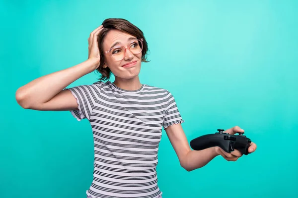 Foto van jong meisje hand touch hoofd verliezer competitie joystick geïsoleerd over turquoise kleur achtergrond — Stockfoto