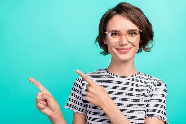 若い女性の写真良い気分ポイント指空のスペース広告プロモーションは、ターコイズ色の背景に隔離された購読 — ストック写真