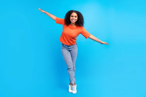 Volledige lengte foto van jonge Afrikaanse vrolijke vrouw gelukkig positieve glimlach handen vleugels geïsoleerd over blauwe kleur achtergrond — Stockfoto