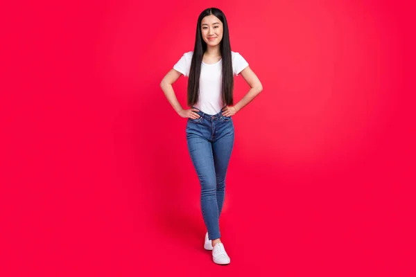 Largura completa foto de joven atractiva chica asiática feliz sonrisa positiva confianza fresco aislado sobre fondo de color rojo —  Fotos de Stock