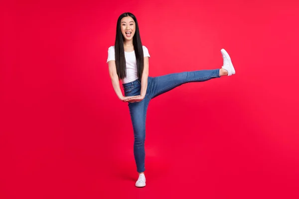 Foto de tamaño completo de la joven atractiva chica china emocionada feliz sonrisa positiva divertirse juguetón aislado sobre fondo de color rojo — Foto de Stock