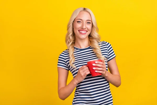 Портрет привабливої веселої дівчини, яка п'є лате вільний час доброго ранку ізольовано над сяючим жовтим кольором фону — стокове фото