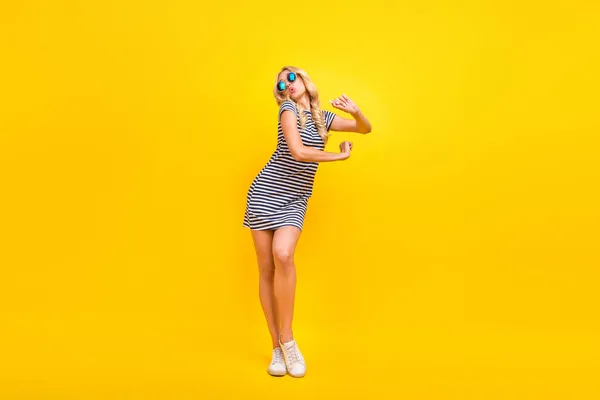 Comprimento total tamanho do corpo foto mulher vestindo vestido de vidro solar refrigeração na festa no fim de semana isolado vibrante cor amarela fundo — Fotografia de Stock