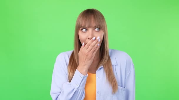 Chytrá záludná dáma udělat chybu kousnutí prst vypadat prázdné místo — Stock video