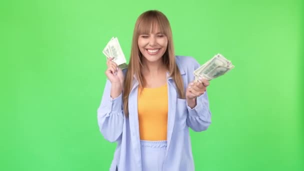 Pozitivní legrační dáma držet ventilátor peníze hodit nás šílené reakce — Stock video