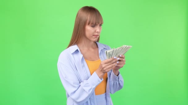 Pensado señora sospechosa cuenta dinero en efectivo ofendido reacción enojada — Vídeo de stock