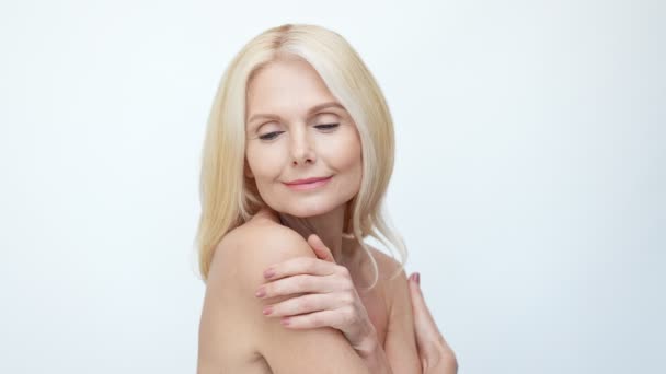Tender sensível velha senhora abraçar ombros desfrutar de conforto de saúde — Vídeo de Stock