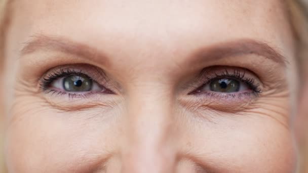 얼굴을 찡그린 은퇴 한 여인의 눈 카메라는 긴장을 풀어 주는 효과를 즐긴다 — 비디오