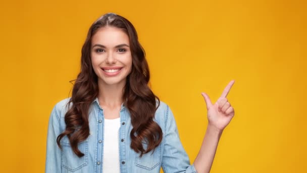 Positiv schockierte Dame direkt Finger leer Raum Handfläche Wange freuen sich über glücklichen Verkauf — Stockvideo