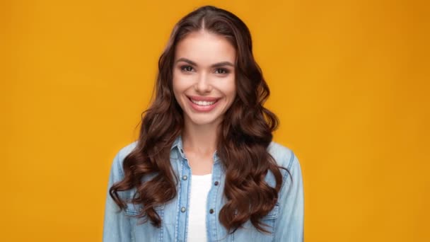 Alegre sincero linda senhora brilhante branco sorriso olhar lados — Vídeo de Stock