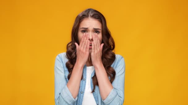 Nerviosa señora sorprendida cubrir boca alivio reacción — Vídeos de Stock
