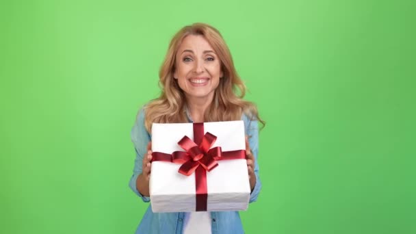 Весёлая, вдохновлённая леди получает подарок на день рождения благодарная реакция — стоковое видео