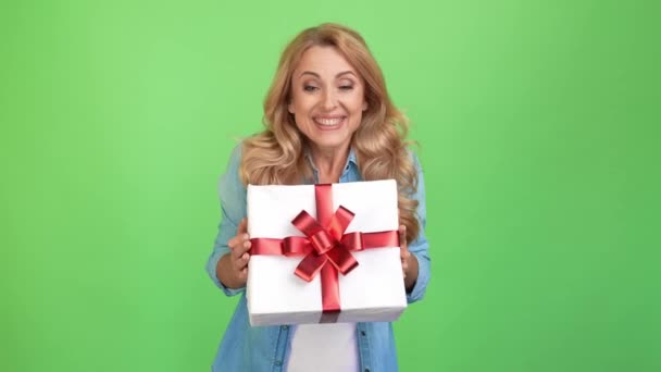 Positif rêveur mature dame câlin cadeau boîte admirer cadeau — Video