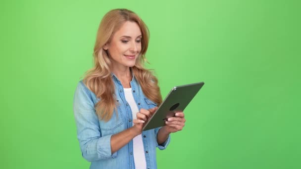 Gerente criativo senhora segurar tablet rolagem opções apontar solução gênio dedo — Vídeo de Stock