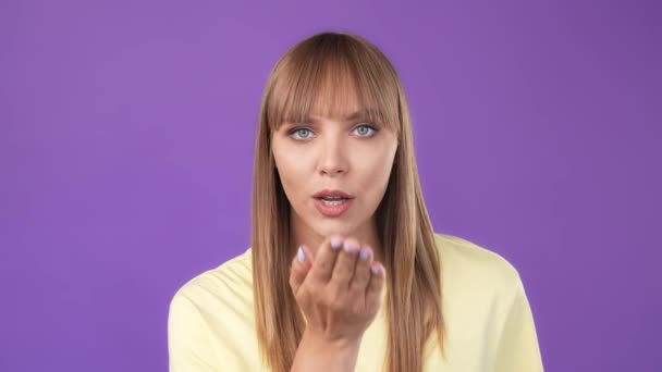 Verträumter Liebhaber Dame halten Hand Schlag Sie blinden Luftkuss — Stockvideo