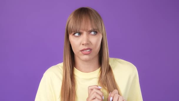 Wanita marah mengabaikan bau jelek membuat grimace jijik — Stok Video