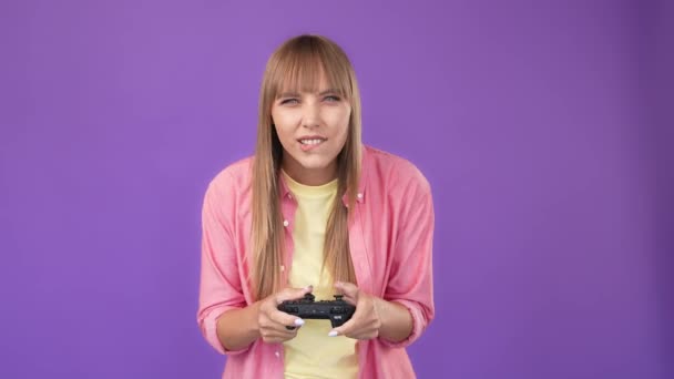 興奮した強烈なゲーマーの女性はジョイスティックプレイビデオゲームの勝利競争を保持します — ストック動画