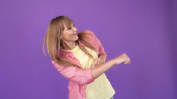 Lustige positive Dame genießt unbeschwerte Party-Tanzbewegung — Stockvideo