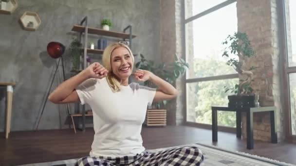 Positivo alegre deportivo señora sentarse piso levantar manos hacer estiramiento ejercicio — Vídeos de Stock
