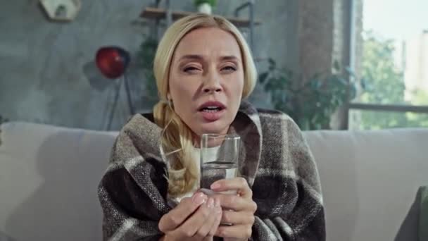 Cansado senhora dentro de casa sentar sofá pegar outono frio shake tomar analgésico — Vídeo de Stock