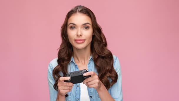 Divertido encantadora chica hold gamepad jugar videojuego inesperada perder — Vídeo de stock