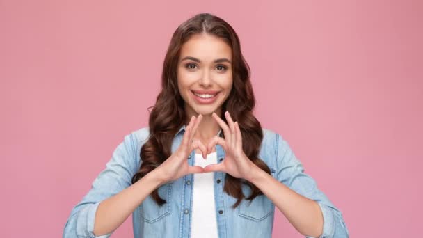 Encantadora dama expresar el corazón romántico con los dedos apreciar la reacción de retroalimentación — Vídeos de Stock