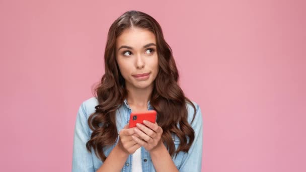 Linda mente dama mantenga el teléfono mordida labio mirada espacio vacío fecha aplicación consejo — Vídeo de stock