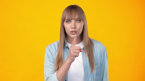 Alattomos ravasz játékos csinos hölgy ujj lefedése ajkak kér tartsa titokban — Stock videók