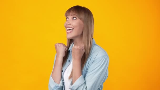 Positieve dromerige gekke dame schreeuwen hoera verbaasd win reactie — Stockvideo