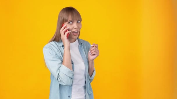 Glada flickaktig romantisk dam hålla telefon skvaller prata koncept — Stockvideo