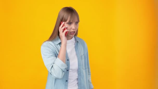 Enojado indignado señora pms días trabajo burnout conversación telefónica — Vídeos de Stock