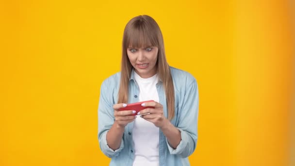 Gamer senhora tem divertido competição de videogame desbloquear realização — Vídeo de Stock