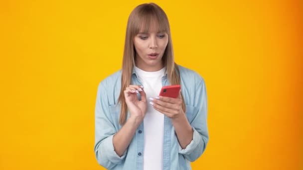 Смешной позитивный взволнованный леди держать телефонный свиток социальных медиа лента — стоковое видео