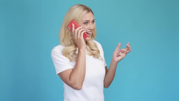 Товариська леді тримає телефон насолоджуватися розмовою підняти великий палець вгору — стокове відео