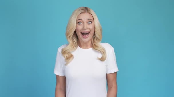 Excitado espantado feliz engraçado senhora omg engraçado reação boca aberta — Vídeo de Stock