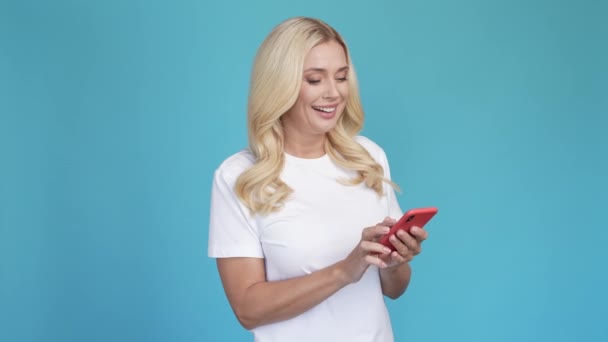 Influencer blonde dame genieten van positieve social media feedback — Stockvideo